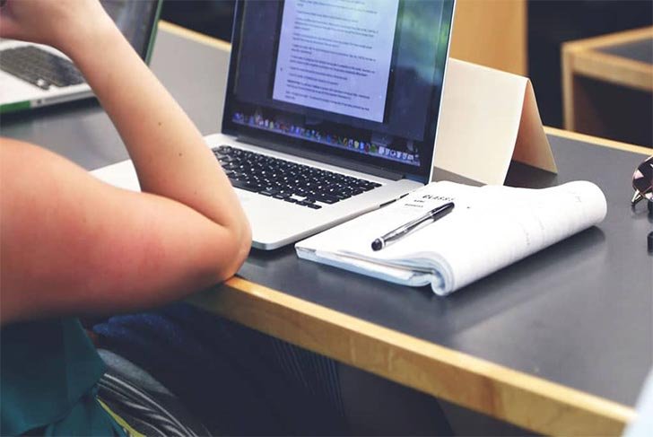 Daftar referensi artikel ilmiah terbaru tampil di layar komputer