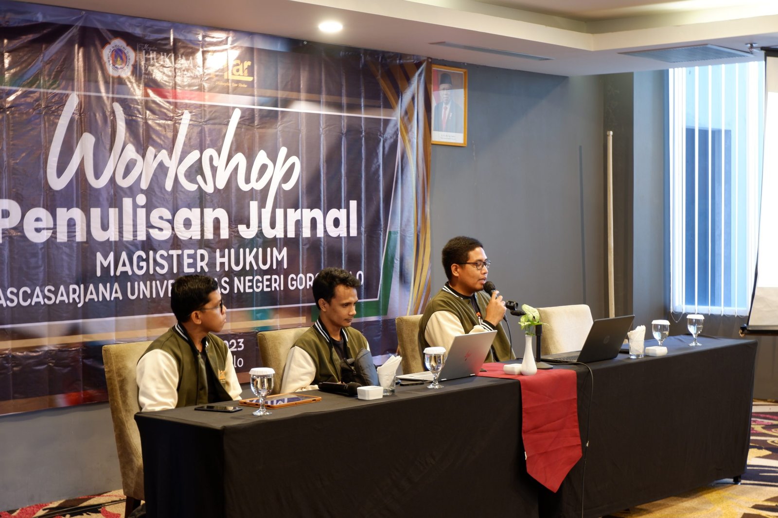 Pelatihan penulisan ilmiah untuk meningkatkan kemampuan akademik mahasiswa.