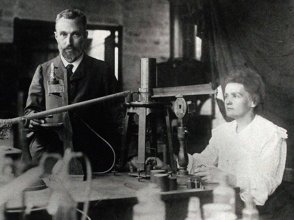 Marie Curie dan Pierre Curie melakukan penelitian bersama tentang radioaktivitas.