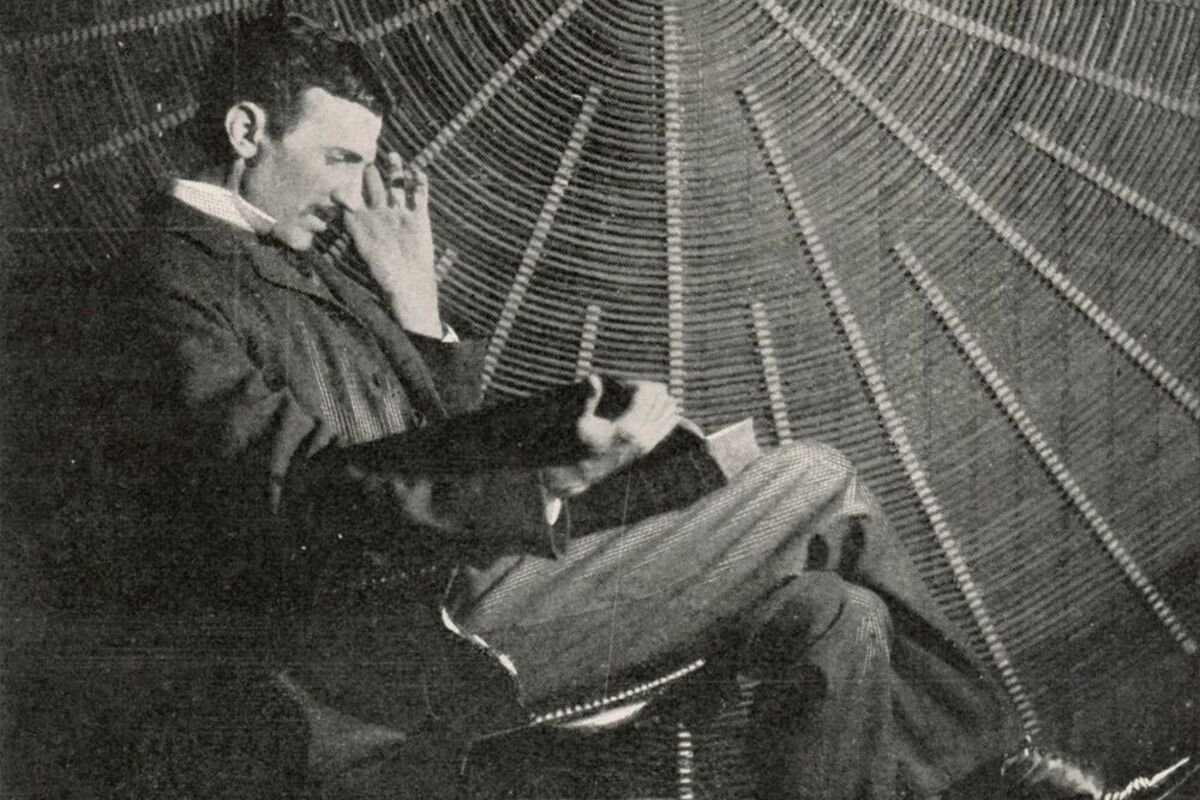 Nikola Tesla muda merancang konsep mesin listrik dalam masa studinya.