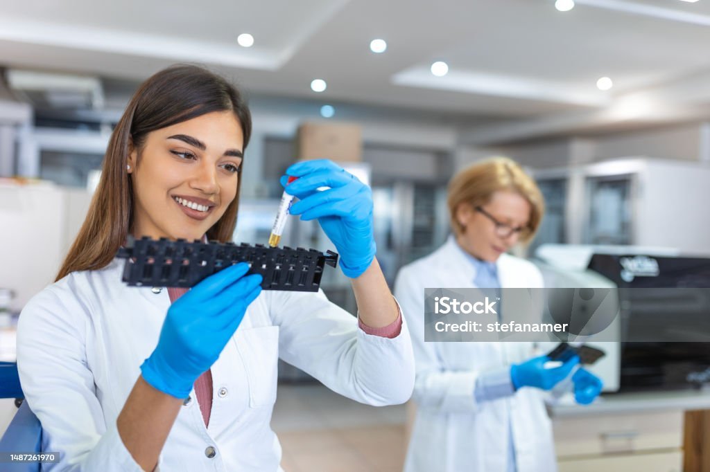 Peneliti perempuan modern melanjutkan semangat penelitian ilmiah seperti Marie Curie.