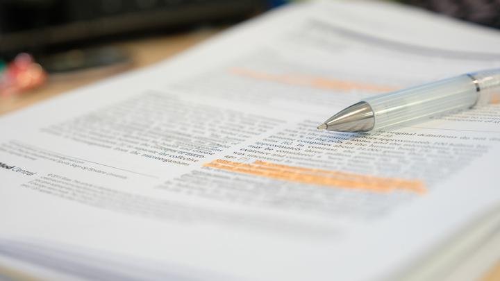 Peneliti pemula menyiapkan artikel ilmiah untuk publikasi pertama.