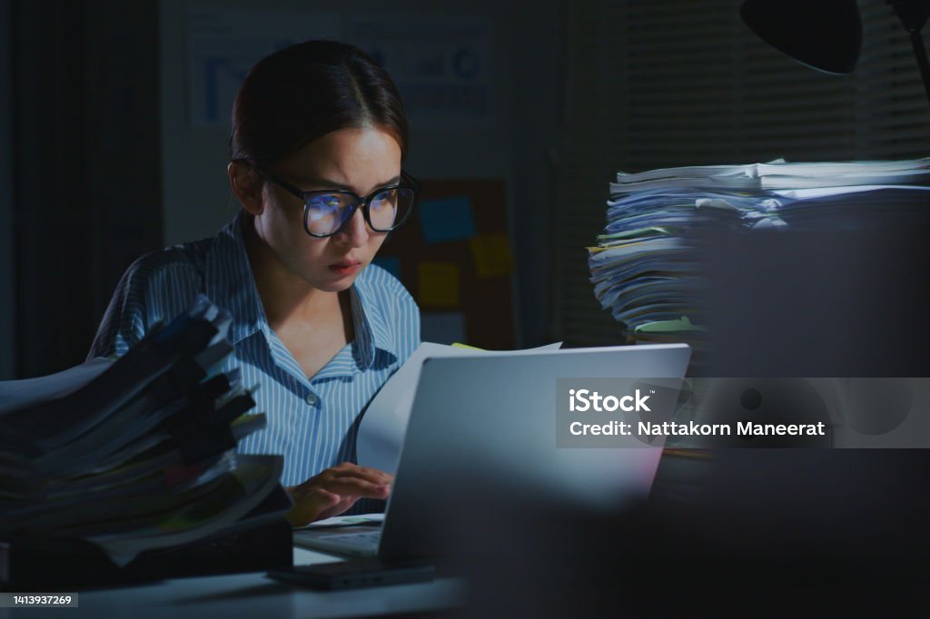 Tekanan akademik dalam menyelesaikan artikel ilmiah untuk publikasi.