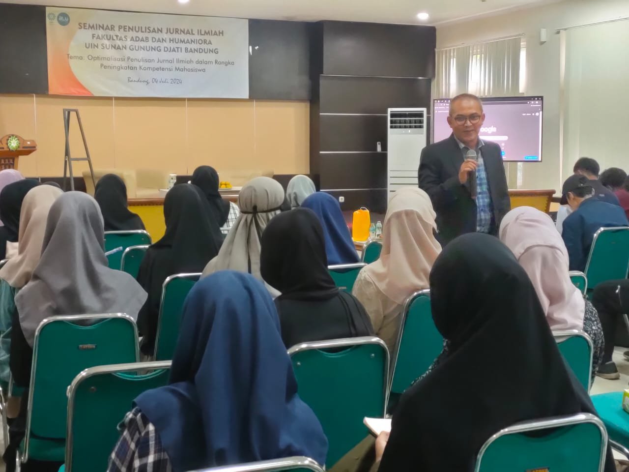 Pelatihan penulisan ilmiah untuk meningkatkan kualitas publikasi penelitian.