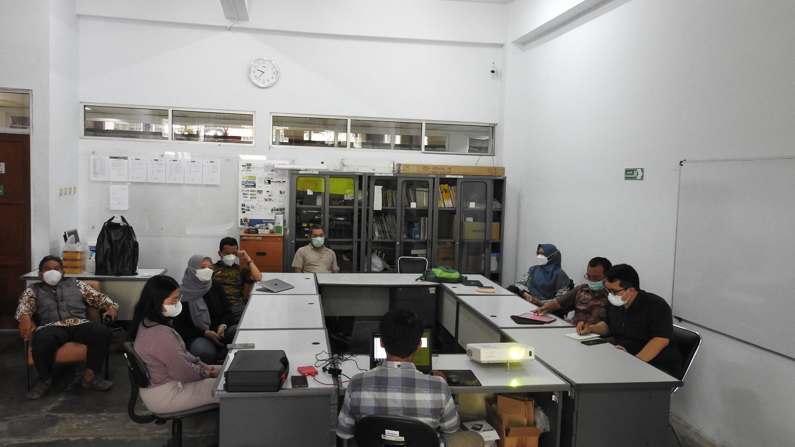 Akademisi mendiskusikan strategi publikasi ilmiah di lingkungan universitas.