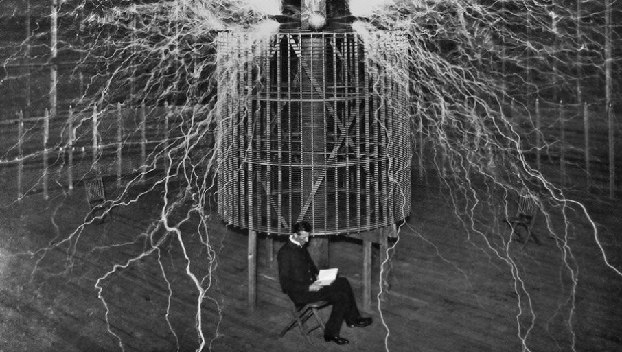 Menara Wardenclyffe yang dirancang Nikola Tesla untuk eksperimen transmisi energi nirkabel.