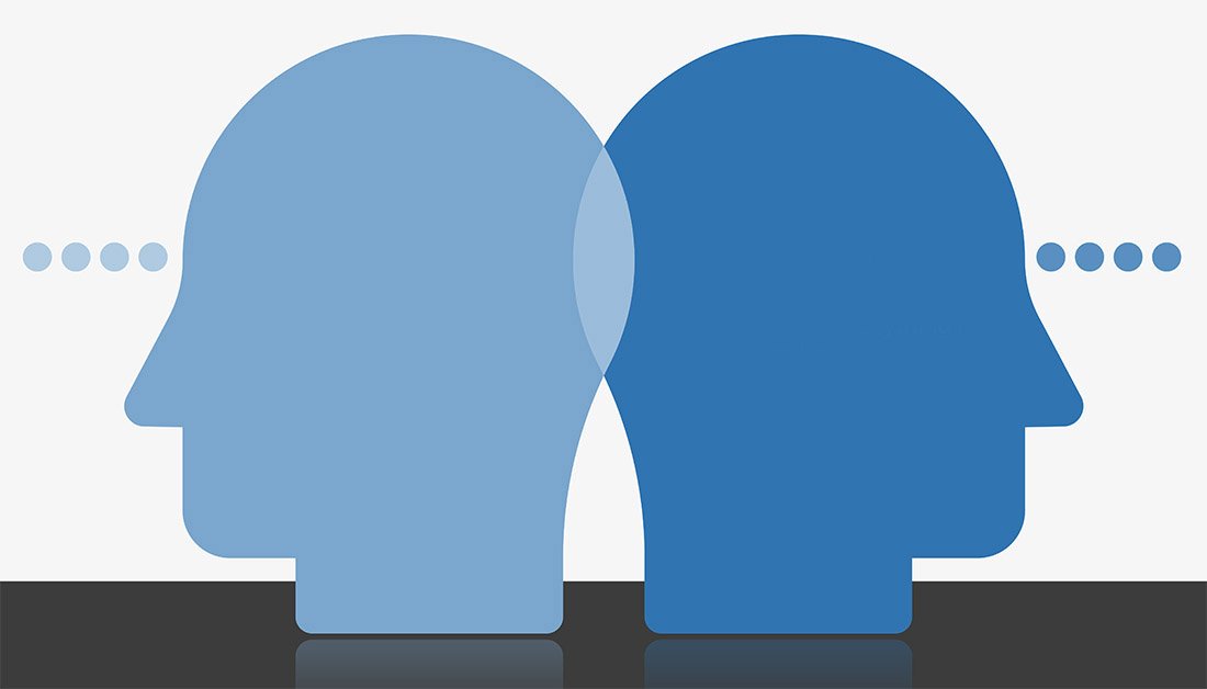 Ilustrasi dua sosok anonim saling menilai naskah ilmiah melambangkan sistem double-blind peer review