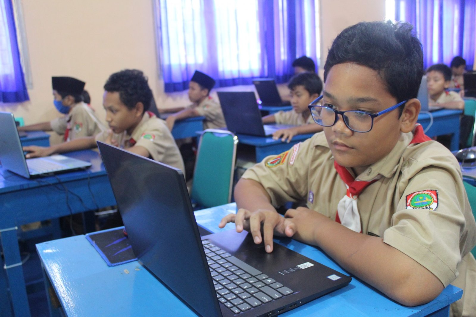 Siswa belajar di ruang kelas digital hasil program revitalisasi sekolah